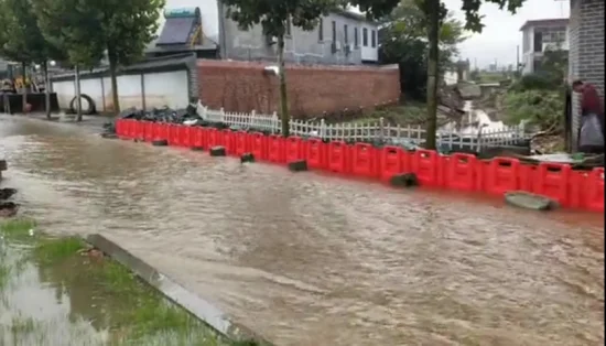 Передвижной водный барьер из АБС-пластика для безопасности дорожного движения.